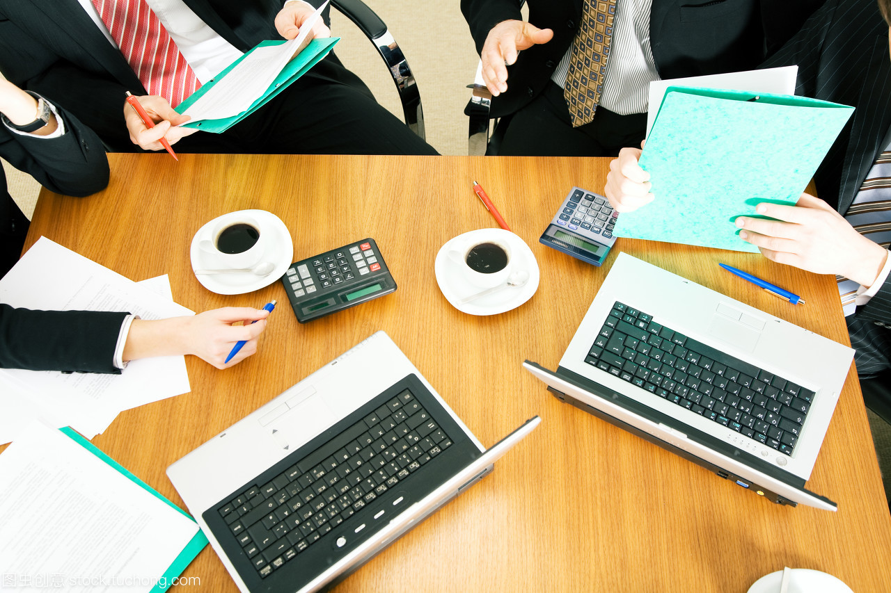 商務(wù)服務(wù)中的團(tuán)隊(duì)協(xié)作與個(gè)人專(zhuān)業(yè)精神